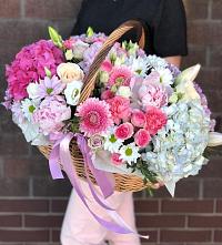 Цветочная композиция из Розы, Хризантемы, Пионы и Лизиантусы в корзине в Кореизе