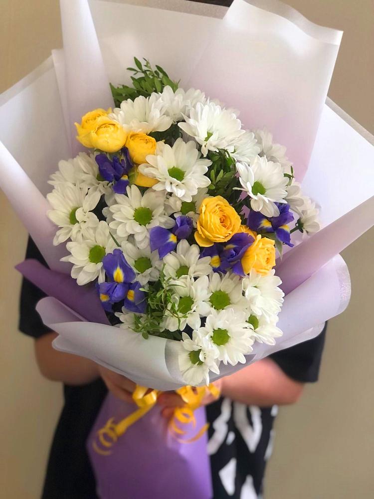 Букет цветов из: Ирисы, Хризантемы и Розы в Кореизе