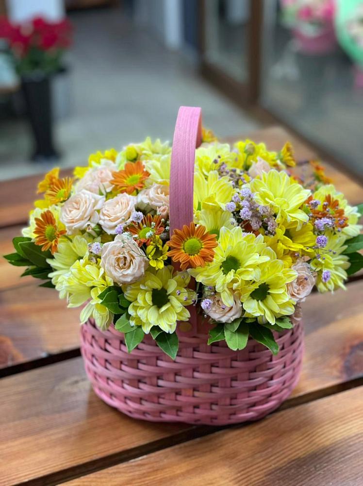 Цветочная композиция из Хризантемы и Розы в корзине в Кореизе