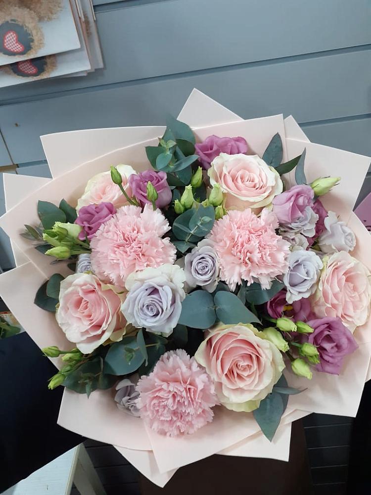 Букет цветов из: Розы, Гвоздики и Лизиантусы в Кореизе